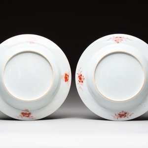 A pair of Chinese famille rose armorial soup plates with the arms of Wynne impaling Gosling for the English market, Yongzheng, ca. 1725 — foto 2