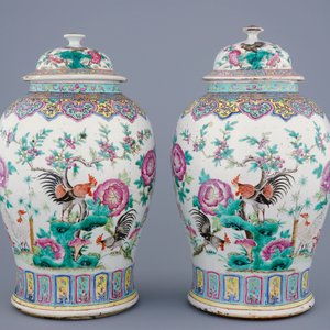 A pair of Chinese famille rose baluster jars and covers with roosters, 19th C. — 照片 3