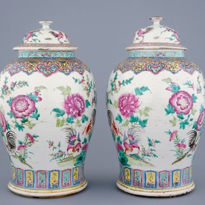 A pair of Chinese famille rose baluster jars and covers with roosters, 19th C. — 照片 4