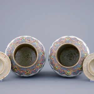 A pair of Chinese famille rose baluster jars and covers with roosters, 19th C. — 照片 5