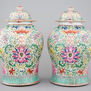 A pair of Chinese famille rose baluster jars with cover, 19th C. — 照片 1