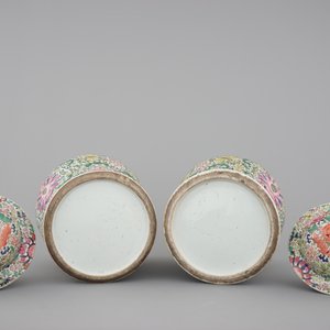 A pair of Chinese famille rose baluster jars with cover, 19th C. — 照片 2