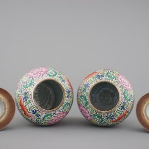 A pair of Chinese famille rose baluster jars with cover, 19th C. — 照片 3