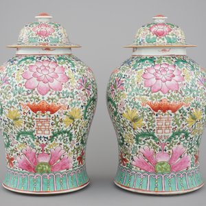 A pair of Chinese famille rose baluster jars with cover, 19th C. — 照片 4
