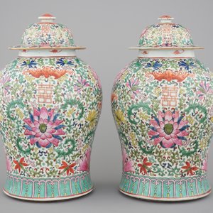 A pair of Chinese famille rose baluster jars with cover, 19th C. — 照片 5