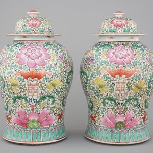 A pair of Chinese famille rose baluster jars with cover, 19th C. — 照片 6