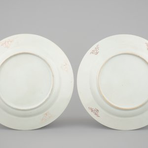 A pair of Chinese famille rose bianco sopra bianco dishes, 18th C. — photo 2