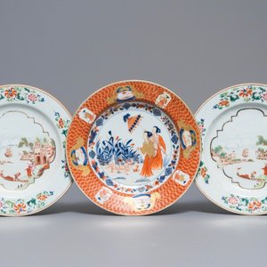A pair of Chinese famille rose bianco sopra bianco plates and an Imari-style Pronk 'Dames au Parasol' plate, Qianlong — 照片 1