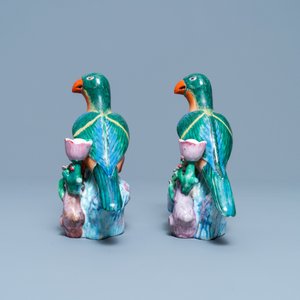 A pair of Chinese famille rose bird-shaped candlesticks, Qianlong — 照片 5