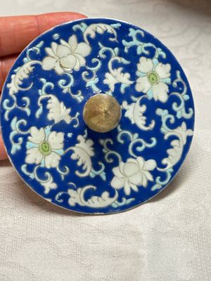 A pair of Chinese famille rose 'Birds among Flowering Branches' jars and covers — photo 11