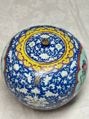 A pair of Chinese famille rose 'Birds among Flowering Branches' jars and covers — photo 20