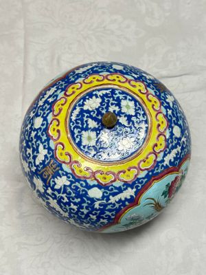 A pair of Chinese famille rose 'Birds among Flowering Branches' jars and covers — photo 8