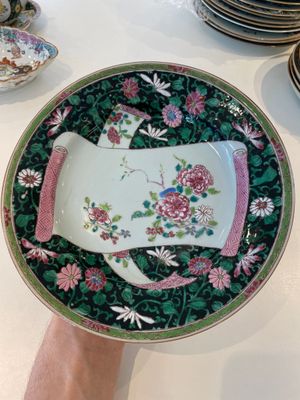 A pair of Chinese famille rose black-ground 'flowers and scrolls' plates, Yongzheng/Qianlong — foto 1