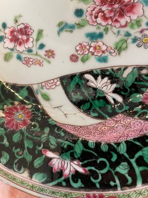 A pair of Chinese famille rose black-ground 'flowers and scrolls' plates, Yongzheng/Qianlong — foto 11