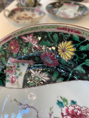 A pair of Chinese famille rose black-ground 'flowers and scrolls' plates, Yongzheng/Qianlong — foto 12