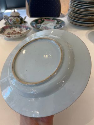 A pair of Chinese famille rose black-ground 'flowers and scrolls' plates, Yongzheng/Qianlong — foto 13
