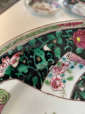 A pair of Chinese famille rose black-ground 'flowers and scrolls' plates, Yongzheng/Qianlong — foto 14