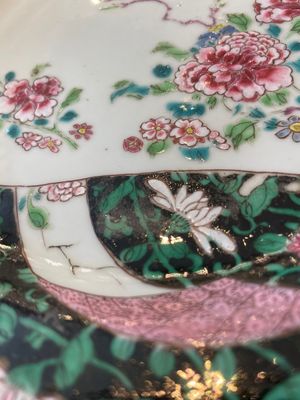 A pair of Chinese famille rose black-ground 'flowers and scrolls' plates, Yongzheng/Qianlong — foto 15