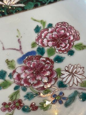 A pair of Chinese famille rose black-ground 'flowers and scrolls' plates, Yongzheng/Qianlong — foto 2