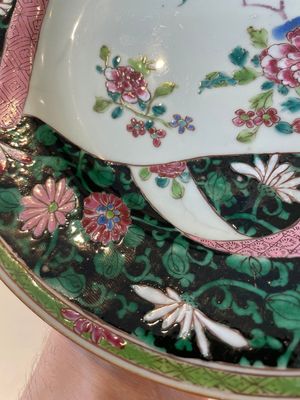 A pair of Chinese famille rose black-ground 'flowers and scrolls' plates, Yongzheng/Qianlong — foto 3