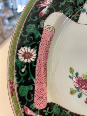 A pair of Chinese famille rose black-ground 'flowers and scrolls' plates, Yongzheng/Qianlong — foto 4