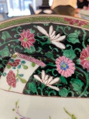 A pair of Chinese famille rose black-ground 'flowers and scrolls' plates, Yongzheng/Qianlong — foto 5