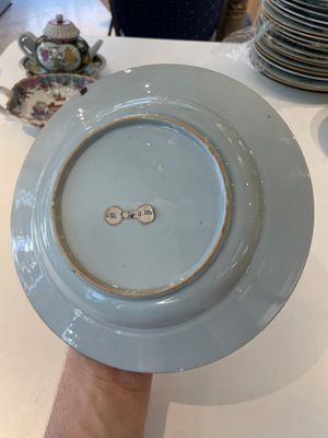 A pair of Chinese famille rose black-ground 'flowers and scrolls' plates, Yongzheng/Qianlong — foto 6