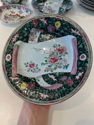 A pair of Chinese famille rose black-ground 'flowers and scrolls' plates, Yongzheng/Qianlong — foto 8