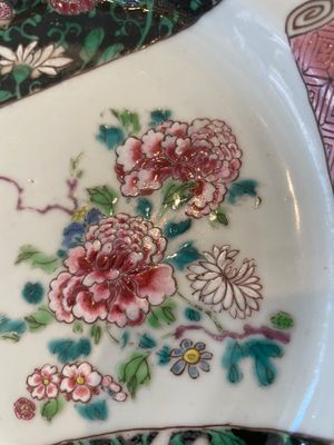 A pair of Chinese famille rose black-ground 'flowers and scrolls' plates, Yongzheng/Qianlong — foto 9
