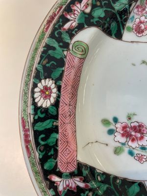 A pair of Chinese famille rose black-ground 'flowers and scrolls' plates, Yongzheng/Qianlong — foto 10