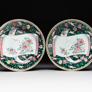 A pair of Chinese famille rose black-ground 'flowers and scrolls' plates, Yongzheng/Qianlong — foto 1