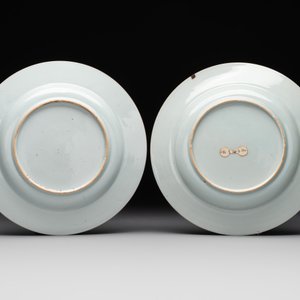 A pair of Chinese famille rose black-ground 'flowers and scrolls' plates, Yongzheng/Qianlong — foto 2
