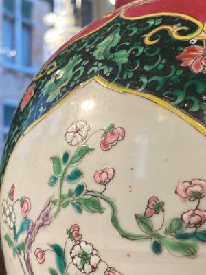 A pair of Chinese famille rose black-ground jars and covers with mountainous landscape design, Yongzheng — 照片 12