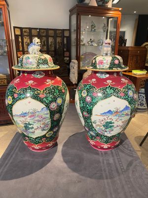 A pair of Chinese famille rose black-ground jars and covers with mountainous landscape design, Yongzheng — 照片 2