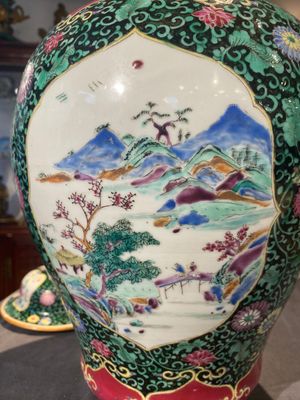 A pair of Chinese famille rose black-ground jars and covers with mountainous landscape design, Yongzheng — 照片 23