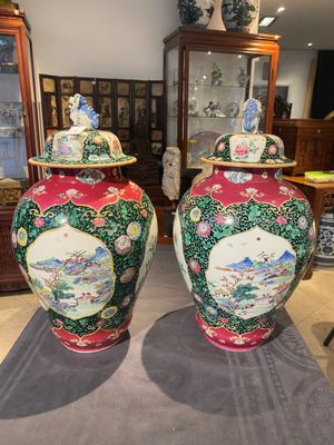 A pair of Chinese famille rose black-ground jars and covers with mountainous landscape design, Yongzheng — 照片 4