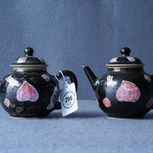A pair of Chinese famille rose black-ground teapots and covers, Yongzheng/Qianlong — photo 14