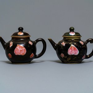 A pair of Chinese famille rose black-ground teapots and covers, Yongzheng/Qianlong — photo 4