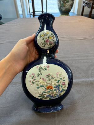 A pair of Chinese famille rose blue-ground wall pocket vases with floral design, Jing Shun Tang 經筍堂 mark, 19th C. — foto 1