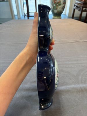 A pair of Chinese famille rose blue-ground wall pocket vases with floral design, Jing Shun Tang 經筍堂 mark, 19th C. — foto 14