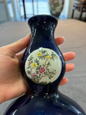 A pair of Chinese famille rose blue-ground wall pocket vases with floral design, Jing Shun Tang 經筍堂 mark, 19th C. — foto 15