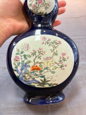 A pair of Chinese famille rose blue-ground wall pocket vases with floral design, Jing Shun Tang 經筍堂 mark, 19th C. — foto 16