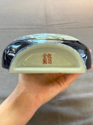 A pair of Chinese famille rose blue-ground wall pocket vases with floral design, Jing Shun Tang 經筍堂 mark, 19th C. — foto 18