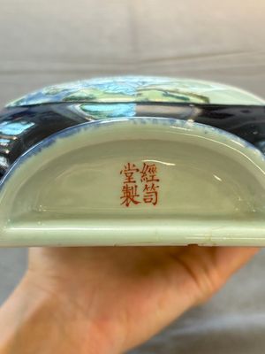 A pair of Chinese famille rose blue-ground wall pocket vases with floral design, Jing Shun Tang 經筍堂 mark, 19th C. — foto 19