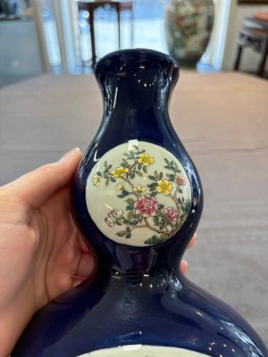 A pair of Chinese famille rose blue-ground wall pocket vases with floral design, Jing Shun Tang 經筍堂 mark, 19th C. — foto 2