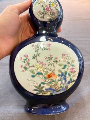 A pair of Chinese famille rose blue-ground wall pocket vases with floral design, Jing Shun Tang 經筍堂 mark, 19th C. — foto 3