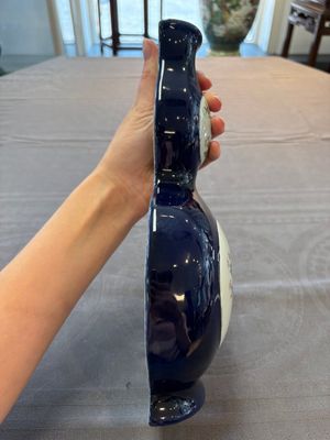 A pair of Chinese famille rose blue-ground wall pocket vases with floral design, Jing Shun Tang 經筍堂 mark, 19th C. — foto 6
