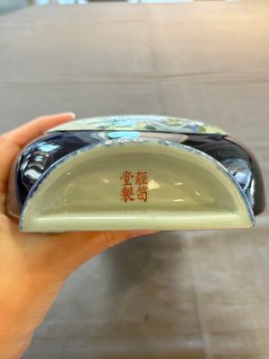 A pair of Chinese famille rose blue-ground wall pocket vases with floral design, Jing Shun Tang 經筍堂 mark, 19th C. — foto 8