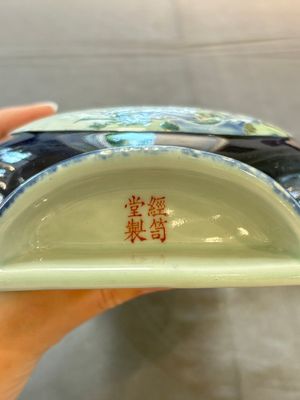 A pair of Chinese famille rose blue-ground wall pocket vases with floral design, Jing Shun Tang 經筍堂 mark, 19th C. — foto 9