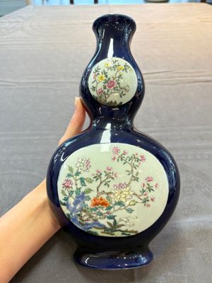 A pair of Chinese famille rose blue-ground wall pocket vases with floral design, Jing Shun Tang 經筍堂 mark, 19th C. — foto 10